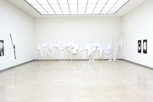 https://dev.huberhuber.ch/files/gimgs/th-17_17_installationsansicht-oberlichtsaal-2stock-handhabungen-f9fr-die-andere-seite2.jpg